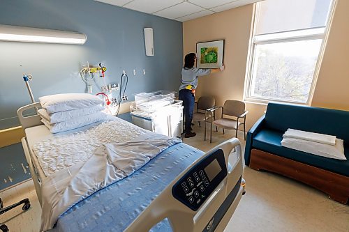 MIKE DEAL / FREE PRESS
hannah_g the curator for the Buhler Gallery at the St. Boniface Hospital prepares to hang a piece of art, Savoy by Victor Cicansky (1980), in a patients room.
Reporter: AV Kitching
251009 - Thursday, October 09, 2025.