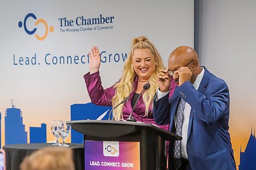 MIKE DEAL / FREE PRESS
Amanda Buhse, incoming chair of the Winnipeg Chamber of Commerce, is sworn in by Markus Chambers, Deputy Mayor for City of Winnipeg, during the Chamber&#x2019;s AGM being held at The Inn at The Forks, Thursday.
Reporter: AV Kitching
251009 - Thursday, October 09, 2025.