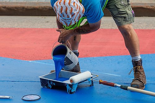 MIKE DEAL / FREE PRESS
Artist, Mike Zastre (@iron_buddha), creating one of several murals along a four-block stretch of Graham between Carlton and Garry Street Tuesday morning.
250708 - Tuesday, July 08, 2025.