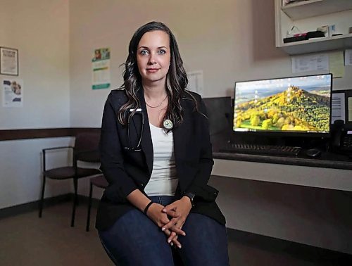 Family physician Dr. Nichelle Desilets, president of Doctors Manitoba, is seen in her Neepawa clinic. (Tim Smith/The Brandon Sun files)