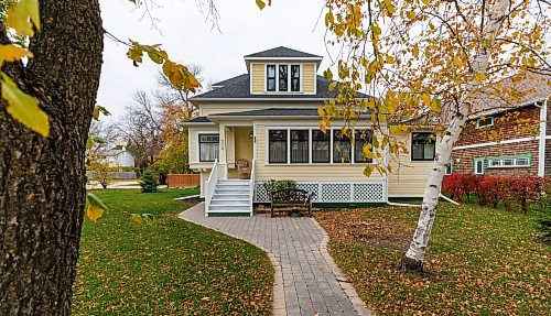 MIKE DEAL / FREE PRESS
The Jonasson House at 48 Third Avenue is one of several heritage homes in Gimli.
October 2025 marks the 150th anniversary of Icelandic immigration to Gimli, MB.
Reporter: Conrad Sweatman
251015 - Wednesday, October 15, 2025.