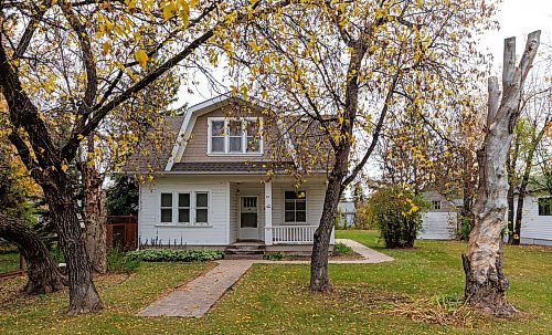 MIKE DEAL / FREE PRESS
The Josephson House at 23 Third Avenue is one of several heritage homes in Gimli.
October 2025 marks the 150th anniversary of Icelandic immigration to Gimli, MB.
Reporter: Conrad Sweatman
251015 - Wednesday, October 15, 2025.