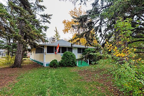 MIKE DEAL / FREE PRESS
The Erindale Cottage at 21 Third Avenue is one of several heritage homes in Gimli.
October 2025 marks the 150th anniversary of Icelandic immigration to Gimli, MB.
Reporter: Conrad Sweatman
251015 - Wednesday, October 15, 2025.