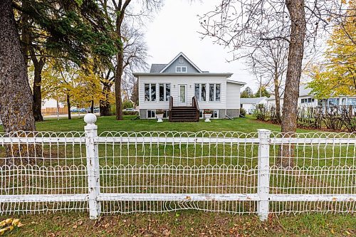 MIKE DEAL / FREE PRESS
The Thorson/Kristjanson House at 32 Lake Street is one of several heritage homes in Gimli.
October 2025 marks the 150th anniversary of Icelandic immigration to Gimli, MB.
Reporter: Conrad Sweatman
251015 - Wednesday, October 15, 2025.
