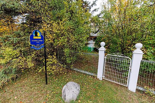 MIKE DEAL / FREE PRESS
The Erindale Cottage at 21 Third Avenue is one of several heritage homes in Gimli.
October 2025 marks the 150th anniversary of Icelandic immigration to Gimli, MB.
Reporter: Conrad Sweatman
251015 - Wednesday, October 15, 2025.