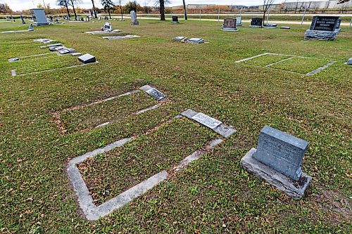 MIKE DEAL / FREE PRESS
Gimli Cemetery
111135 Provincial Road 222. Gimli, RM of Gimli, Manitoba
Reporter: Conrad Sweatman
251015 - Wednesday, October 15, 2025.