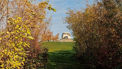MIKE DEAL / FREE PRESS
White Rock Monument on Williow Island, Gimli, Manitoba
According to Interlake Tourism, the location marks the spot where the first Icelandic settlers were thought to have landed on the shores of Lake Winnipeg. The white rock provided protection where Jon Johansson, the first Icelandic – Canadian child, was born on October 21, 1875.
Reporter: Conrad Sweatman
251015 - Wednesday, October 15, 2025.