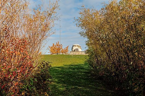 MIKE DEAL / FREE PRESS
White Rock Monument on Williow Island, Gimli, Manitoba
According to Interlake Tourism, the location marks the spot where the first Icelandic settlers were thought to have landed on the shores of Lake Winnipeg. The white rock provided protection where Jon Johansson, the first Icelandic – Canadian child, was born on October 21, 1875.
Reporter: Conrad Sweatman
251015 - Wednesday, October 15, 2025.