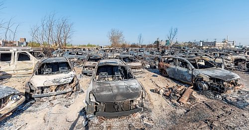 MIKE DEAL / FREE PRESS
Hundreds of burnt out cars sit in a lot at 568 Gunn Road, destroyed by a grassfire that ravaged several businesses in North Transcona on Monday.
Reporter: Nicole Buffie
250513 - Tuesday, May 13, 2025.