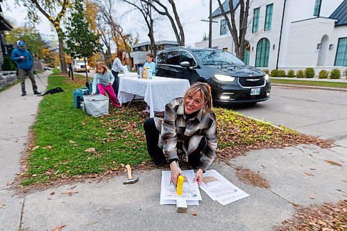 MIKE DEAL / FREE PRESS
Jennie gets the signs ready.
Every Thursday morning since the beginning of September Jennie MacDonald’s nine-year-old daughter Annie has been setting up a coffee stand on the corner of their street to raise money for CancerCare Manitoba.
Reporter: Eva Wasney
251016 - Thursday, October 16, 2025.