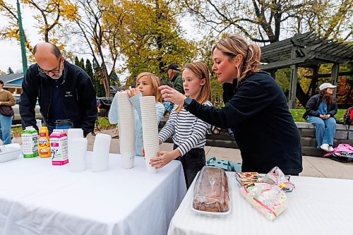MIKE DEAL / FREE PRESS
(From left) Annie’s dad Ted, friend Olenka Cardwell, 9, Annie MacDonald, and her mum, Jennie, start getting the table set up at the corner of Waterloo Street and Kingsway.
Every Thursday morning since the beginning of September Jennie MacDonald’s nine-year-old daughter Annie has been setting up a coffee stand on the corner of their street to raise money for CancerCare Manitoba.
Reporter: Eva Wasney
251016 - Thursday, October 16, 2025.
