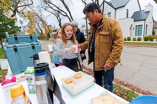 MIKE DEAL / FREE PRESS
Annie MacDonald puts a lid on a drink for neighbour Vic Lee Thursday morning.
Every Thursday morning since the beginning of September Jennie MacDonald’s nine-year-old daughter Annie has been setting up a coffee stand on the corner of their street to raise money for CancerCare Manitoba.
Reporter: Eva Wasney
251016 - Thursday, October 16, 2025.
