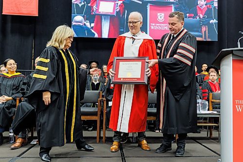 MIKE DEAL / FREE PRESS
Barb Gamey (left), Chancellor, University of Winnipeg, and Dr. Todd Mondor (right), President and Vice-Chancellor, University of Winnipeg, present an honourary doctorate to Scott Oake (centre).
Graduates along with friends and family attend the University of Winnipeg’s 127th fall Convocation at Duckworth Centre Friday morning.
Along with celebrating the work of students, staff and faculty the University bestowed an honourary doctorate on Scott Oake.
Standup
251017 - Friday, October 17, 2025.