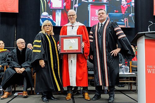 MIKE DEAL / FREE PRESS
Barb Gamey (left), Chancellor, University of Winnipeg, and Dr. Todd Mondor (right), President and Vice-Chancellor, University of Winnipeg, present an honourary doctorate to Scott Oake (centre).
Graduates along with friends and family attend the University of Winnipeg’s 127th fall Convocation at Duckworth Centre Friday morning.
Along with celebrating the work of students, staff and faculty the University bestowed an honourary doctorate on Scott Oake.
Standup
251017 - Friday, October 17, 2025.