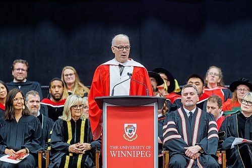 MIKE DEAL / FREE PRESS
Scott Oake speaks after receiving an honourary doctorate.
Graduates along with friends and family attend the University of Winnipeg’s 127th fall Convocation at Duckworth Centre Friday morning.
Along with celebrating the work of students, staff and faculty the University bestowed an honourary doctorate on Scott Oake.
Standup
251017 - Friday, October 17, 2025.