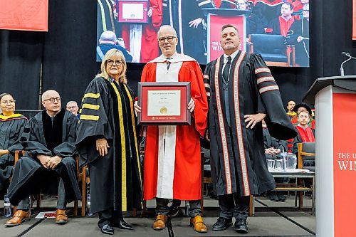 MIKE DEAL / FREE PRESS
Barb Gamey (left), Chancellor, University of Winnipeg, and Dr. Todd Mondor (right), President and Vice-Chancellor, University of Winnipeg, present an honourary doctorate to Scott Oake (centre).
Graduates along with friends and family attend the University of Winnipeg’s 127th fall Convocation at Duckworth Centre Friday morning.
Along with celebrating the work of students, staff and faculty the University bestowed an honourary doctorate on Scott Oake.
Standup
251017 - Friday, October 17, 2025.