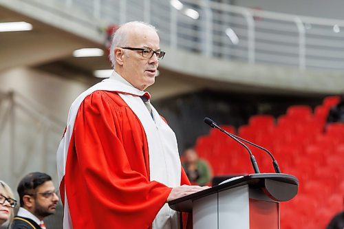 MIKE DEAL / FREE PRESS
Scott Oake speaks after receiving an honourary doctorate.
Graduates along with friends and family attend the University of Winnipeg’s 127th fall Convocation at Duckworth Centre Friday morning.
Along with celebrating the work of students, staff and faculty the University bestowed an honourary doctorate on Scott Oake.
Standup
251017 - Friday, October 17, 2025.