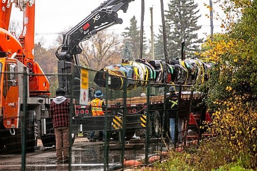 MIKAELA MACKENZIE / FREE PRESS
The lightning-damaged totem pole in Assiniboine Park gets taken down for repairs on Friday, Oct. 17, 2025.
Standup.
Free Press 2025