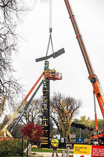 MIKAELA MACKENZIE / FREE PRESS
The lightning-damaged totem pole in Assiniboine Park gets taken down for repairs on Friday, Oct. 17, 2025.
Standup.
Free Press 2025