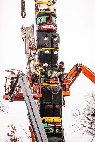 MIKAELA MACKENZIE / FREE PRESS
The lightning-damaged totem pole in Assiniboine Park gets taken down for repairs on Friday, Oct. 17, 2025.
Standup.
Free Press 2025