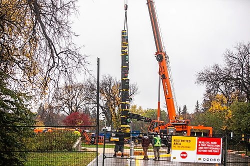 MIKAELA MACKENZIE / FREE PRESS
The lightning-damaged totem pole in Assiniboine Park gets taken down for repairs on Friday, Oct. 17, 2025.
Standup.
Free Press 2025