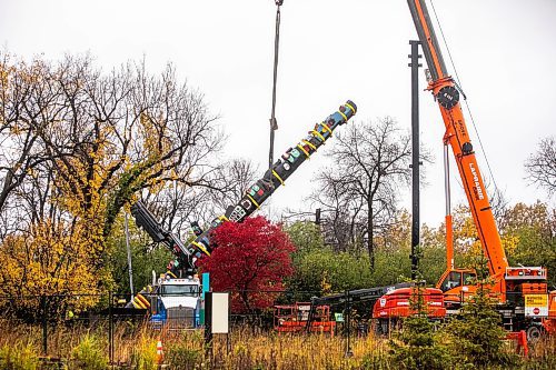 MIKAELA MACKENZIE / FREE PRESS
The lightning-damaged totem pole in Assiniboine Park gets taken down for repairs on Friday, Oct. 17, 2025.
Standup.
Free Press 2025