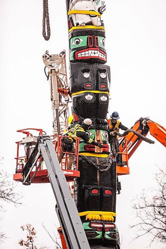 MIKAELA MACKENZIE / FREE PRESS
The lightning-damaged totem pole in Assiniboine Park gets taken down for repairs on Friday, Oct. 17, 2025.
Standup.
Free Press 2025