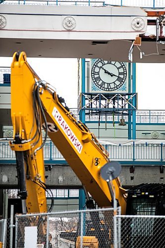 MIKAELA MACKENZIE / FREE PRESS
The clock at Portage Place in the construction zone on Monday, Oct. 20, 2025.
For story.
Free Press 2025