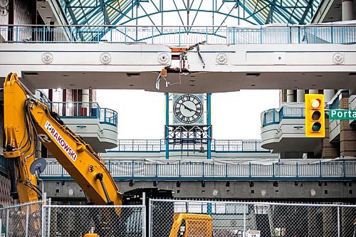 MIKAELA MACKENZIE / FREE PRESS

The clock at Portage Place in the construction zone on Monday, Oct. 20, 2025. 

For story.
Free Press 2025