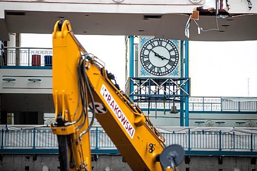 MIKAELA MACKENZIE / FREE PRESS
The clock at Portage Place in the construction zone on Monday, Oct. 20, 2025.
For story.
Free Press 2025