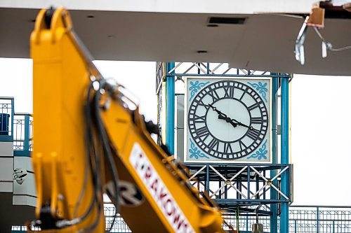 MIKAELA MACKENZIE / FREE PRESS
The clock at Portage Place in the construction zone on Monday, Oct. 20, 2025.
For story.
Free Press 2025