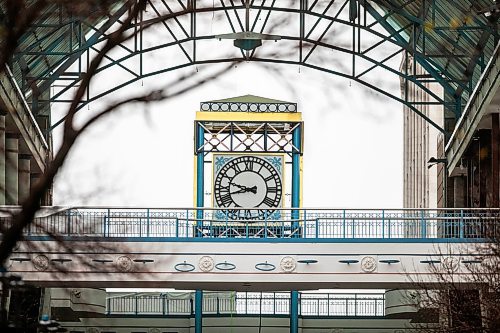 MIKAELA MACKENZIE / FREE PRESS
The clock at Portage Place in the construction zone on Monday, Oct. 20, 2025.
For story.
Free Press 2025