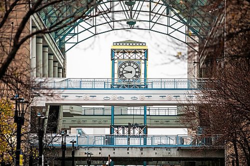 MIKAELA MACKENZIE / FREE PRESS
The clock at Portage Place in the construction zone on Monday, Oct. 20, 2025.
For story.
Free Press 2025
