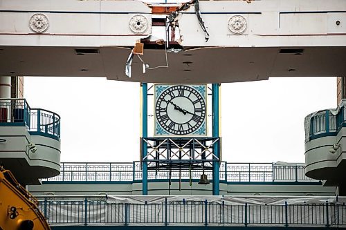 MIKAELA MACKENZIE / FREE PRESS
The clock at Portage Place in the construction zone on Monday, Oct. 20, 2025.
For story.
Free Press 2025