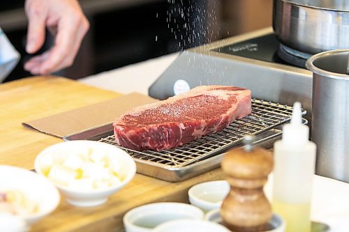 MIKAELA MACKENZIE / FREE PRESS
	
Jordan Carlson demonstrates how to cook a steak at RRC Polytech on Tuesday, May 13, 2025. 
For Eva story.
Winnipeg Free Press 2025