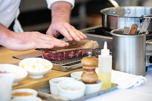MIKAELA MACKENZIE / FREE PRESS
	
Jordan Carlson demonstrates how to cook a steak at RRC Polytech on Tuesday, May 13, 2025. 
For Eva story.
Winnipeg Free Press 2025
