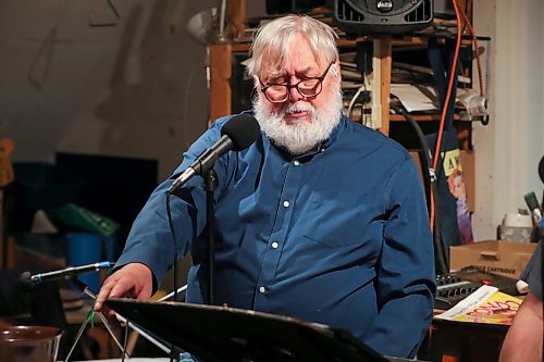 BROOK JONES/FREE PRESS
The Audi Arts Festival and The Old Elmwood Radio Theatre will be presenting The Condo Down Under at The Gargoyle Theatre at 585 Elice Ave. on Saturday, Oct. 25. Writer Stephen Gillies, 72, is pictured during a rehearsal at his home studio in Winnipeg, Man., Tuesday, Oct. 21, 2025.