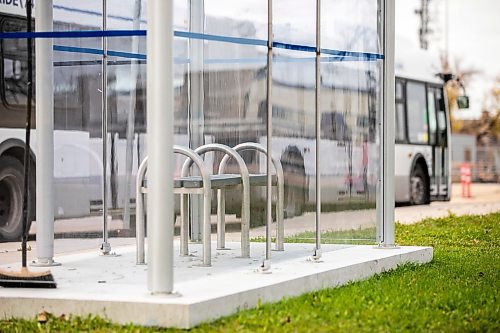 MIKAELA MACKENZIE / FREE PRESS
A demonstration bus stop with the new glass on Wednesday, Oct. 22, 2025. 
For Nicole story.
Free Press 2025