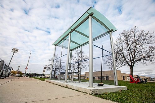MIKAELA MACKENZIE / FREE PRESS
A demonstration bus stop with the new glass on Wednesday, Oct. 22, 2025. 
For Nicole story.
Free Press 2025