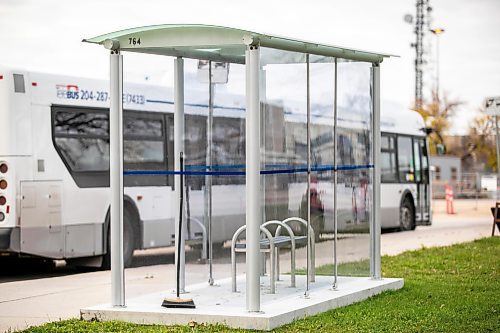 MIKAELA MACKENZIE / FREE PRESS
A demonstration bus stop with the new glass on Wednesday, Oct. 22, 2025. 
For Nicole story.
Free Press 2025
