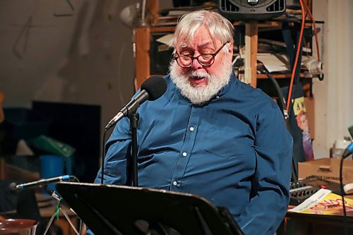 BROOK JONES/FREE PRESS
The Audi Arts Festival and The Old Elmwood Radio Theatre will be presenting The Condo Down Under at The Gargoyle Theatre at 585 Elice Ave. on Saturday, Oct. 25. Writer Stephen Gillies, 72, is pictured during a rehearsal at his home studio in Winnipeg, Man., Tuesday, Oct. 21, 2025.