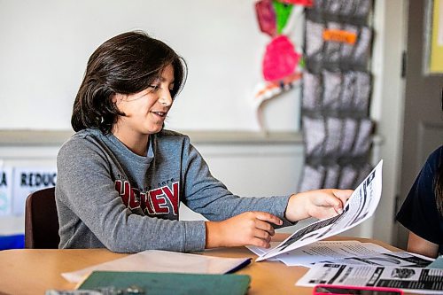 MIKAELA MACKENZIE / FREE PRESS
Sebastian, 11, flips through a copy of The Earl Grey Press at Earl Grey School on Thursday, Oct. 23, 2025.
For Melissa story.
Free Press 2025