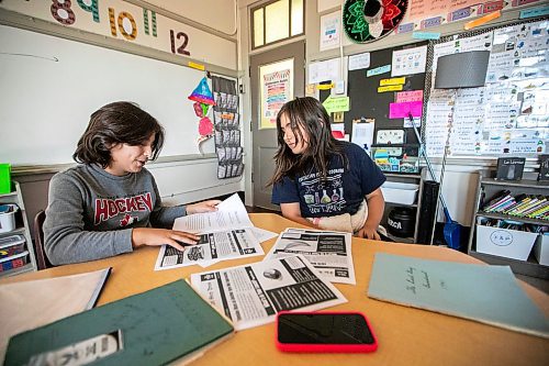 MIKAELA MACKENZIE / FREE PRESS
Sebastian, 11, and Isabel, 11, flip through copies of The Earl Grey Press at Earl Grey School on Thursday, Oct. 23, 2025. 
For Melissa story.
Free Press 2025