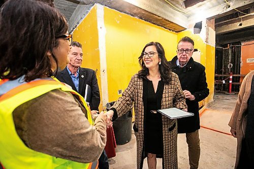 MIKAELA MACKENZIE / FREE PRESS
Rebeccaʃhartrand, minister of northern affairs, shakes hands with Moira Geer, CFO of the Southern ChiefsՠOrganization at the under-construction Wehwehneh Bahgahkinahgohnʢuilding on Friday, Oct. 24, 2025. 
For Tyler/feature story.
Free Press 2025
