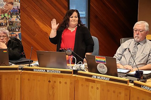 New trustee Shawna Mozdzen (centre) raises her right hand, solemnly affirming to “faithfully perform her duties and uphold the trustee code of ethics, as a trustee of the Brandon School Division during a special board meeting held Monday evening in the J.L. Milne Boardroom at the Administration. (Abiola Odutola/The Brandon Sun)