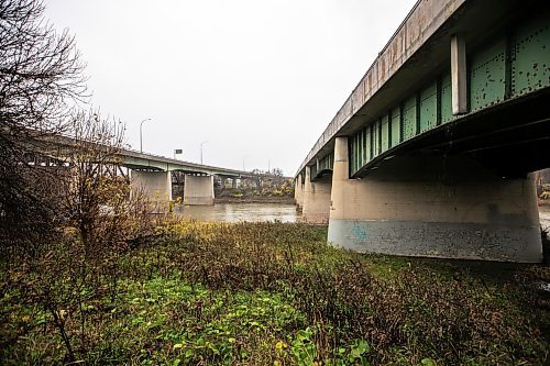 MIKAELA MACKENZIE / FREE PRESS
The St. James Bridge, reopened after being closed for a “danger call” in the morning on Monday, Oct. 27, 2025. 
For — story.
Free Press 2025