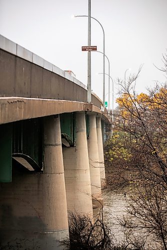 MIKAELA MACKENZIE / FREE PRESS
The St. James Bridge, reopened after being closed for a “danger call” in the morning on Monday, Oct. 27, 2025.
For — story.
Free Press 2025