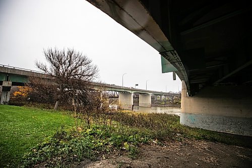 MIKAELA MACKENZIE / FREE PRESS
The St. James Bridge, reopened after being closed for a “danger call” in the morning on Monday, Oct. 27, 2025.
For — story.
Free Press 2025