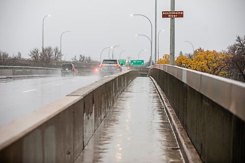 MIKAELA MACKENZIE / FREE PRESS
The St. James Bridge, reopened after being closed for a “danger call” in the morning on Monday, Oct. 27, 2025.
For — story.
Free Press 2025