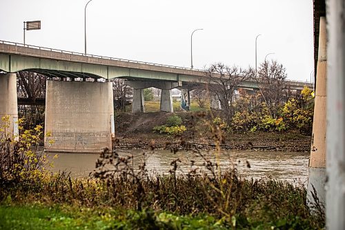 MIKAELA MACKENZIE / FREE PRESS
The St. James Bridge, reopened after being closed for a “danger call” in the morning on Monday, Oct. 27, 2025.
For — story.
Free Press 2025